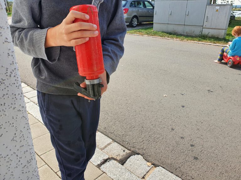 Ein Kind mit einer Wasserflasche.