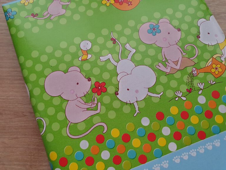 Buntes Geschenkpapier mit Mäusen.
